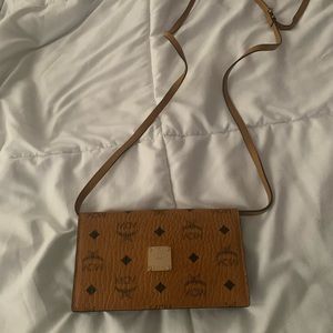***Authentic*** MCM Visetos crossbody/Wallet